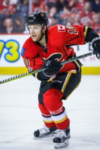 Mar 29, 2017; Calgary, Alberta, CAN; Calgary Flames right wing Kris Versteeg (10) skates against the Los Angeles Kings during the third period at Scotiabank Saddledome. Los Angeles Kings won 4-1. Mandatory Credit: Sergei Belski-USA TODAY Sports