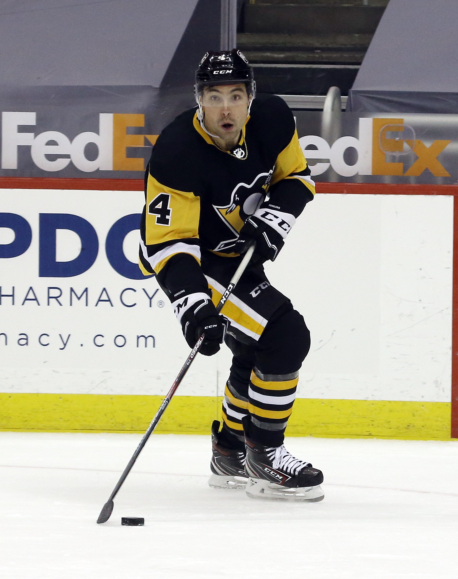 Islanders claim final playoff spot; Penguins' 16-year streak ends