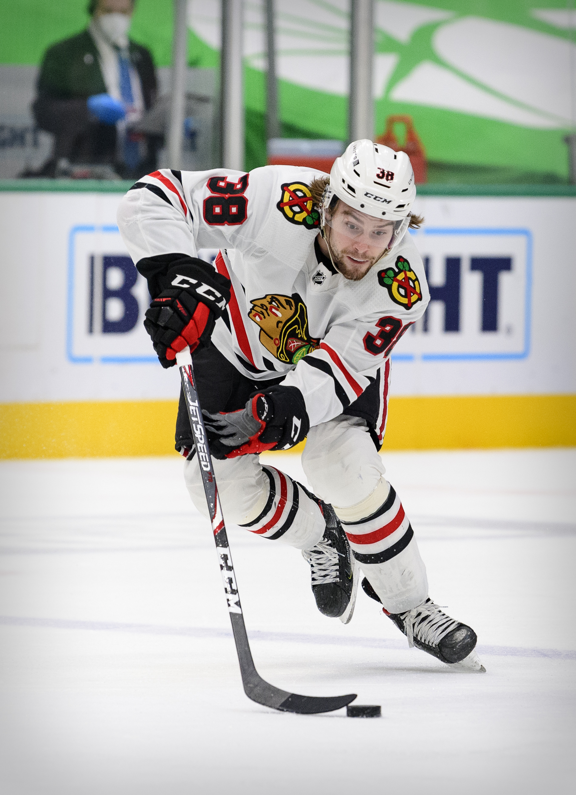 Lightning acquire forward Brandon Hagel from Blackhawks