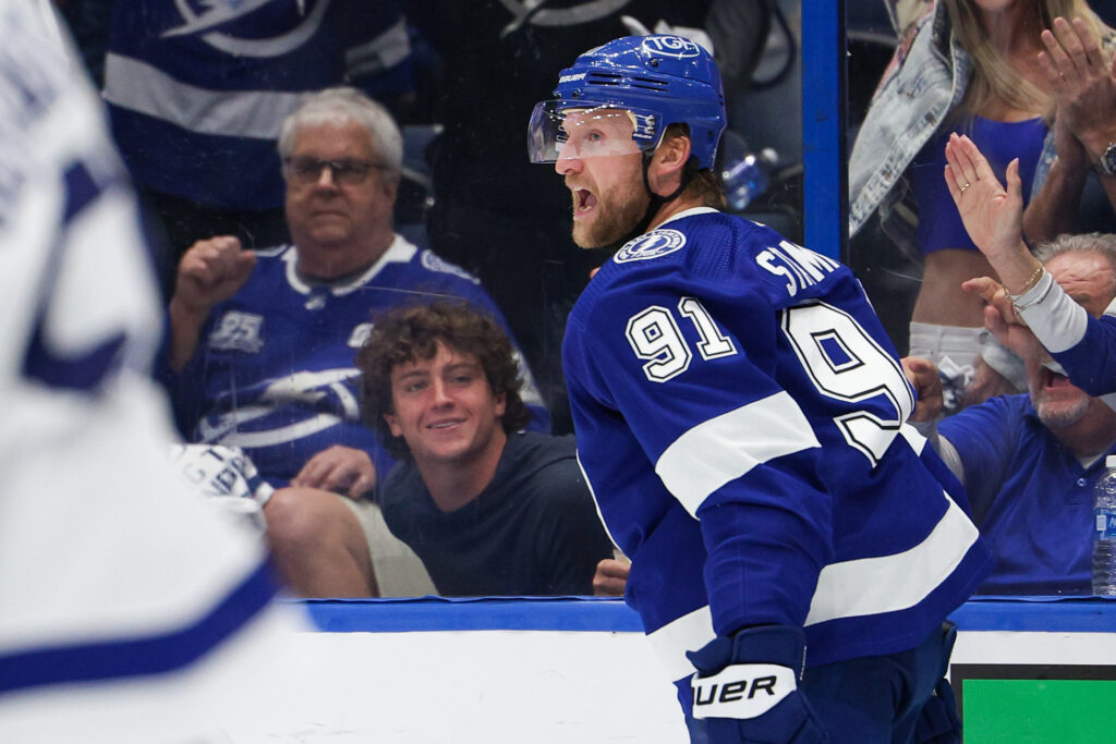 Steven Stamkos wins Mark Messier NHL Leadership Award