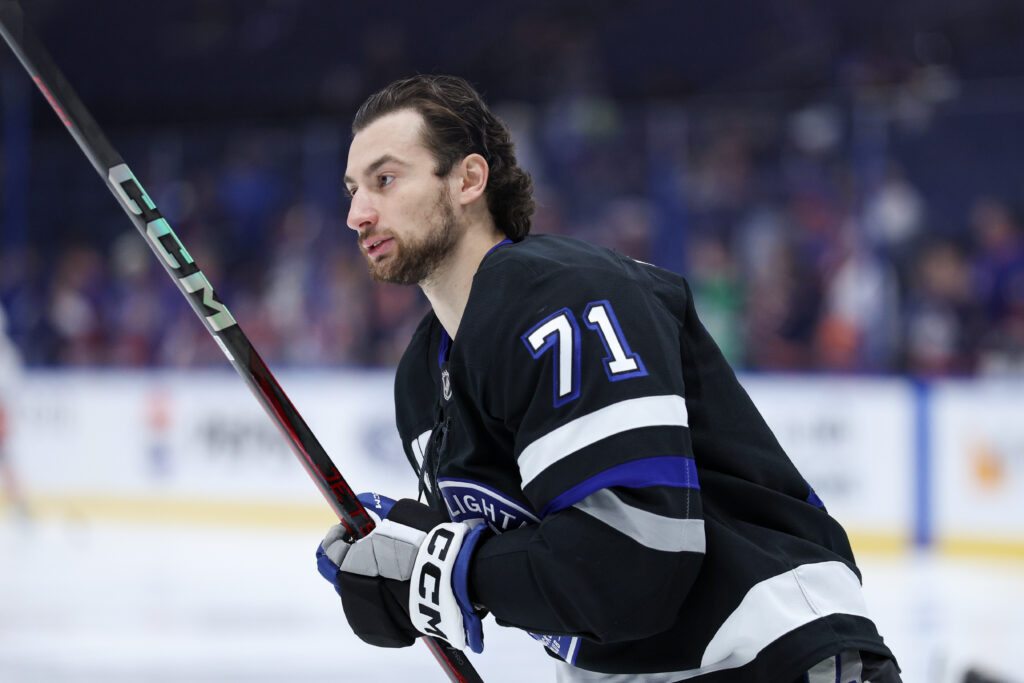 Lightning’s Anthony Cirelli Exits With Undisclosed Injury