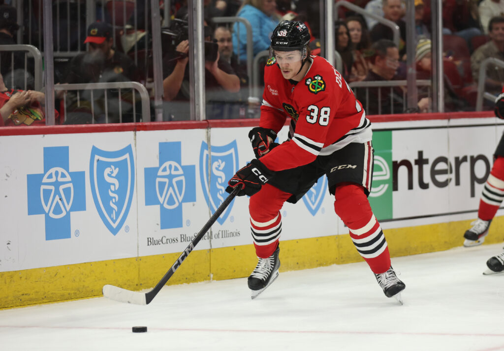 Блэкхокс вызвали защитника Итана Дел Мастро