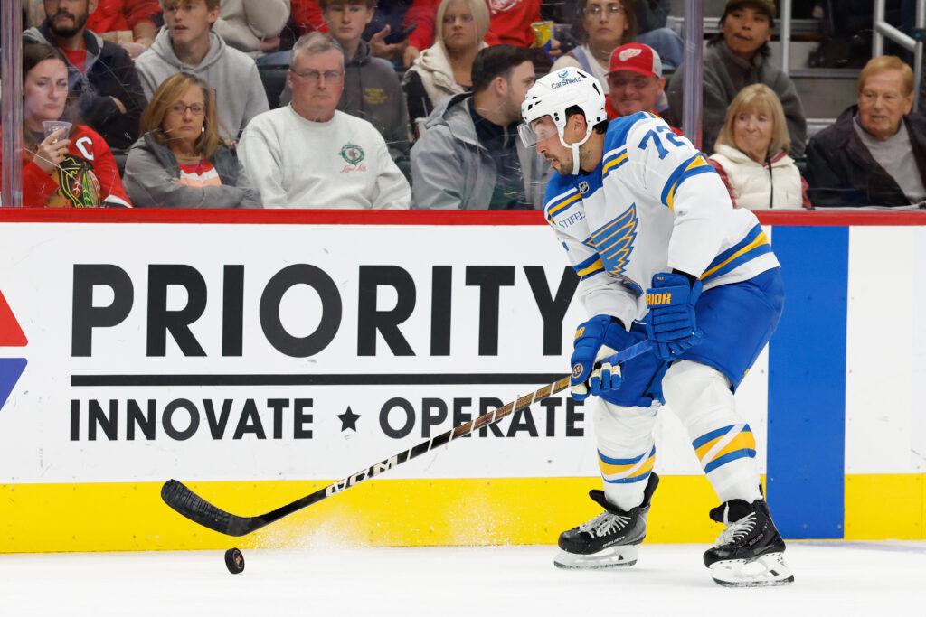 Сэйбрз и Блюз переключили переговоры о трейде на Джастина Фолка и Колтона Парайко