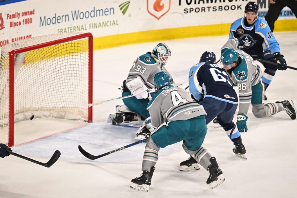 Возвращение Броссо: «Акулы» вытаскивают ветерана из АХЛ на фоне вратарского кризиса