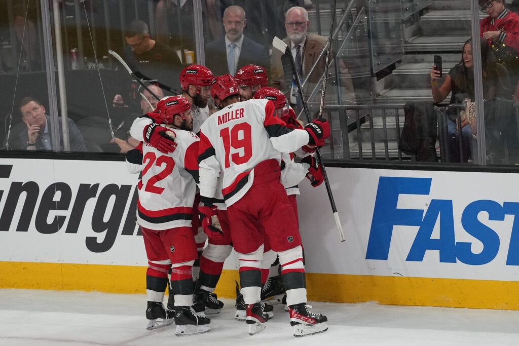 «Каролина Харрикейнз» завоевала второй Кубок Стэнли в истории