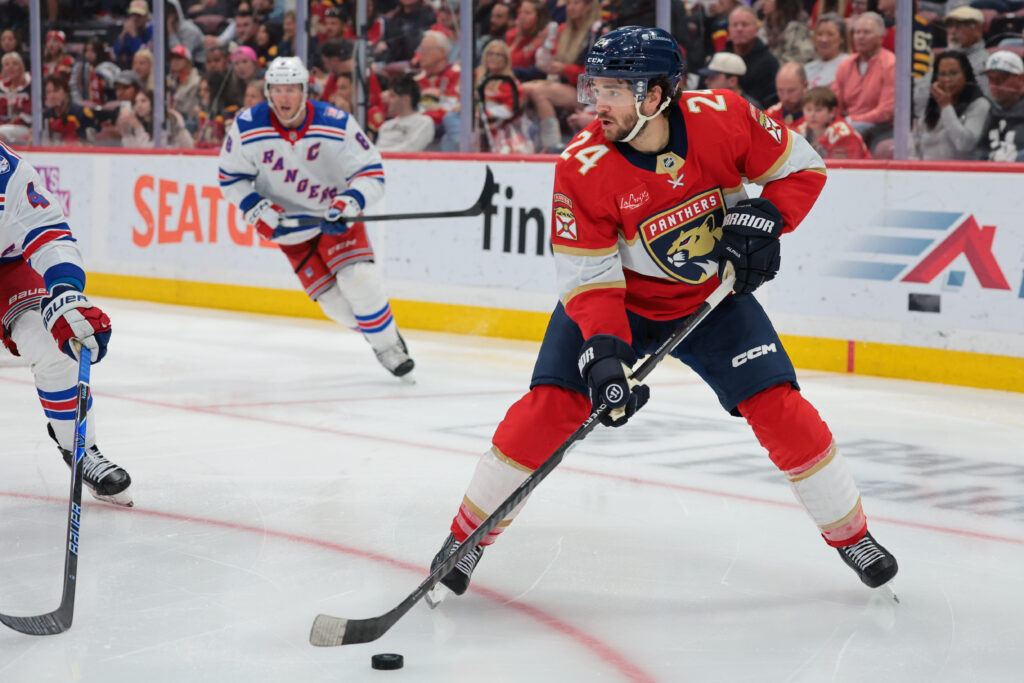 Avalanche Sign Vinnie Hinostroza To Two-Year Deal